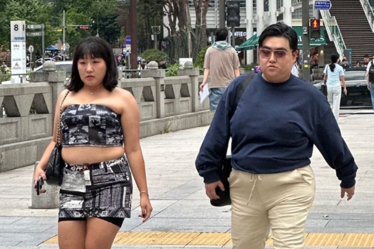 Bang Si-hyuk’s Viral Photo With Sexy Livestreamer In LA Parodied By SNL Korea’s Comedian